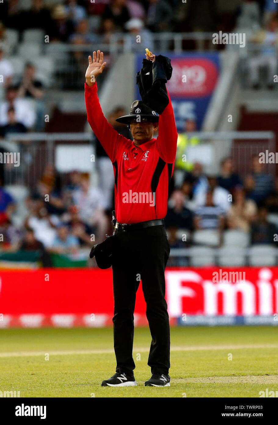 Old Trafford, Manchester, UK. 22. Juni, 2019. ICC World Cup Cricket, West Indies gegen Neuseeland; Schiedsrichter Ruchira-sannyasin Palliyaguruge Signale 6 von Carlos Brathwaite der West Indies Credit: Aktion plus Sport/Alamy leben Nachrichten Stockfoto