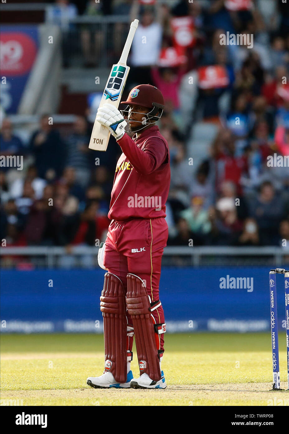 Old Trafford, Manchester, UK. 22. Juni, 2019. ICC World Cup Cricket, West Indies gegen Neuseeland; Simron Hetmyer der West Indies erkennt Beifall der Menge, als er sein halbes Jahrhundert Credit erreicht: Aktion plus Sport/Alamy leben Nachrichten Stockfoto