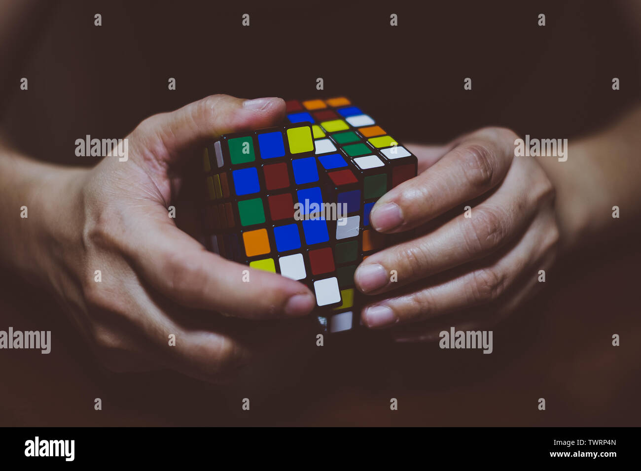 BANGA, PH - 30. MAI 2019: Rubik's Cube wurde 1974 von ungarischen Bildhauer und Professor der Architektur Erno Rubik erfunden. Hände von einer jungen Dame tryin Stockfoto