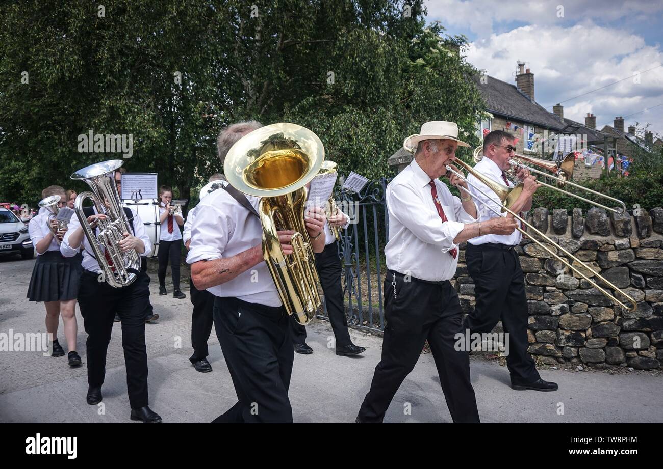 Eine Band führt während des jährlichen Karnevals. Hunderte von Partygängern auf der alle Peak District an den jährlichen Karneval Veranstaltung fand: die Hoffnung weckt und Gut, in Kostüme gekleidet, wie sie eine Parade durch die Straßen von Hoffnung in Derbyshire. Stockfoto