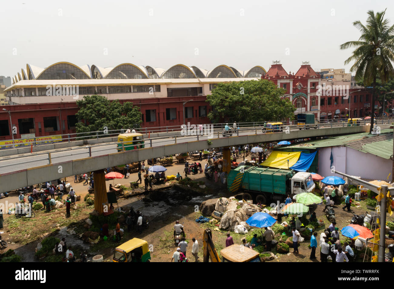 Bangalore, Indien - 4. Juni 2019: Luftaufnahme der Vielbeschäftigte Menschen an KR Markt auch als Stadt Markt bekannt, es ist die größte Großhandelsmarkt zu tun Stockfoto