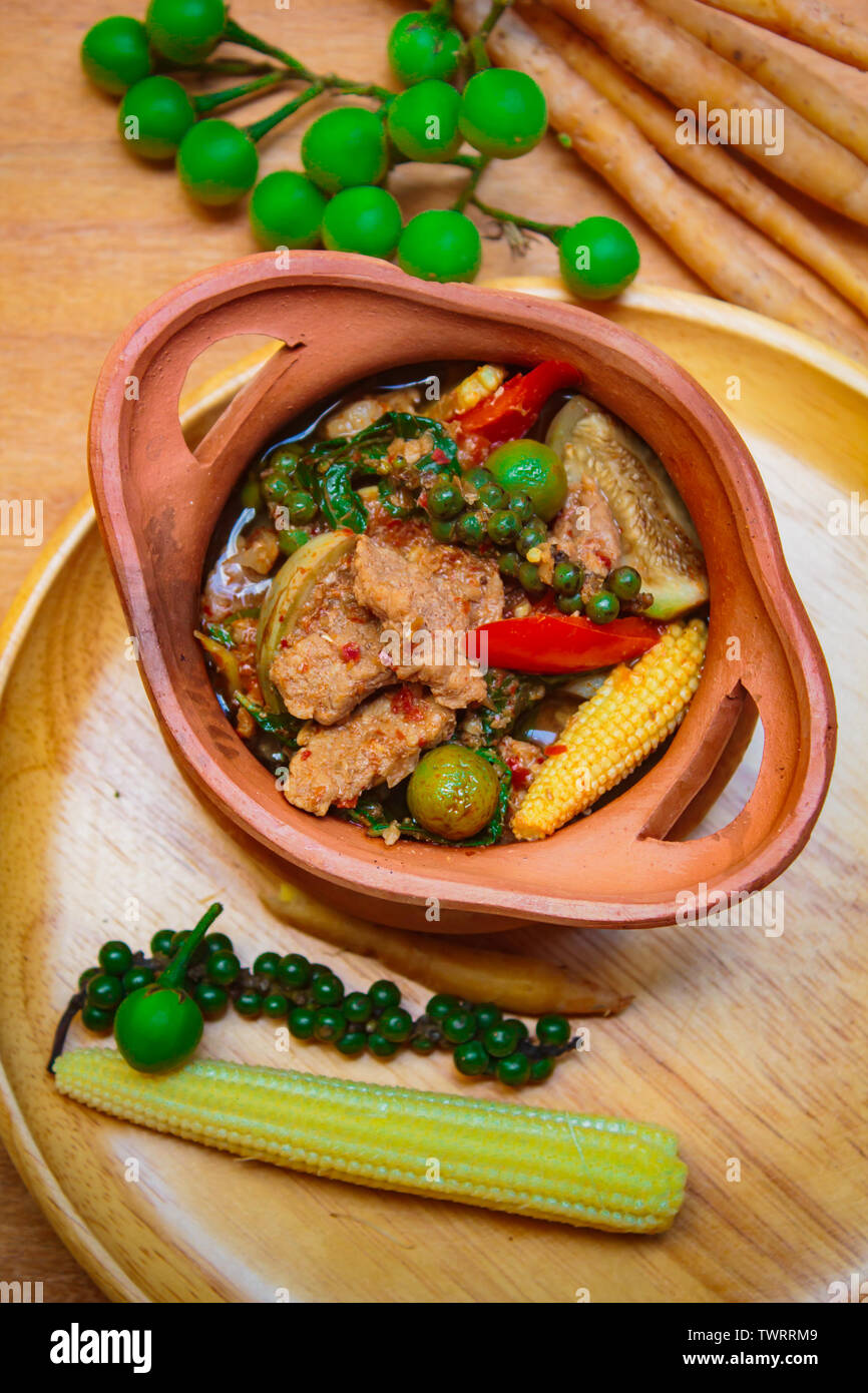 Hausgemachte frische Cookes echte traditionelle würzigen thailändischen Dschungel Curries (KAENG PA) mit Rindfleisch, Gemüse, Kräuter gesunde Gemüsesuppe. Stockfoto