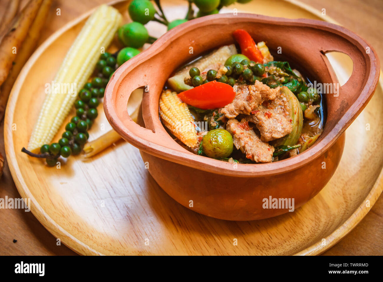 Hausgemachte frische Cookes echte traditionelle würzigen thailändischen Dschungel Curries (KAENG PA) mit Rindfleisch, Gemüse, Kräuter gesunde Gemüsesuppe. Stockfoto