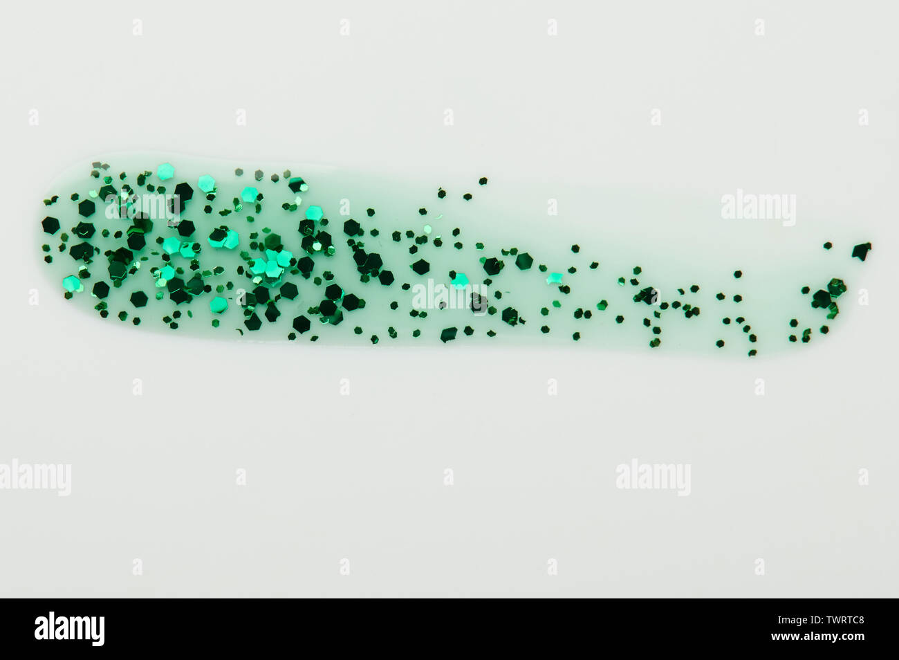Transparente sparkle Glitter grün Lack Anschlag auf weißem Hintergrund Nahaufnahme isoliert Stockfoto