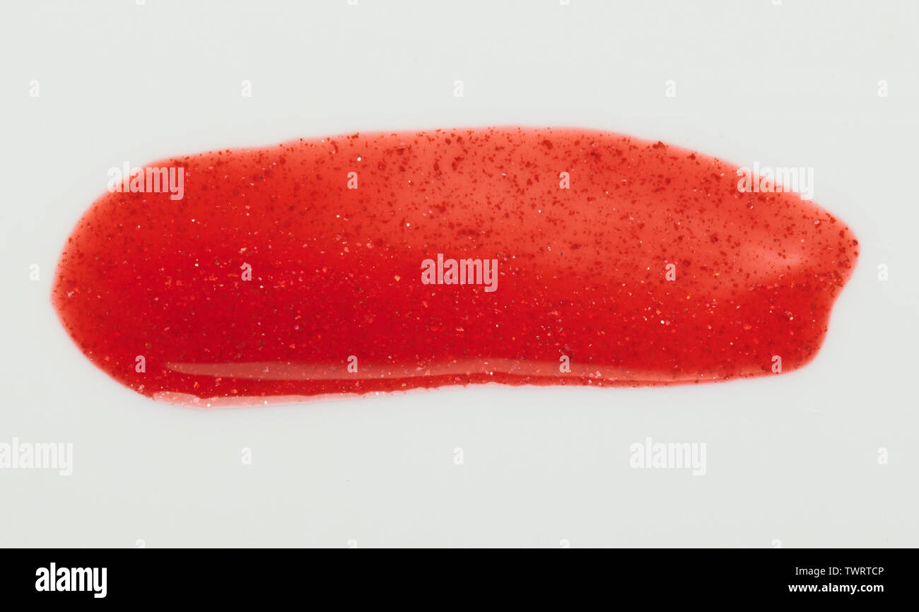 Deep red sparkle Pinselstrich auf weißem Hintergrund Nahaufnahme isoliert Stockfoto