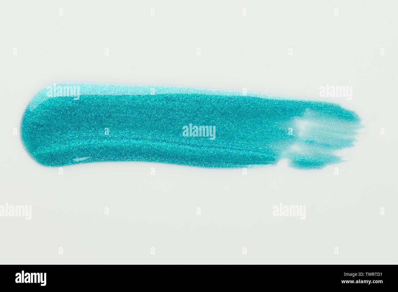 Sparkle Aquamarin Blau Lack Anschlag auf weißem Hintergrund Nahaufnahme isoliert Stockfoto