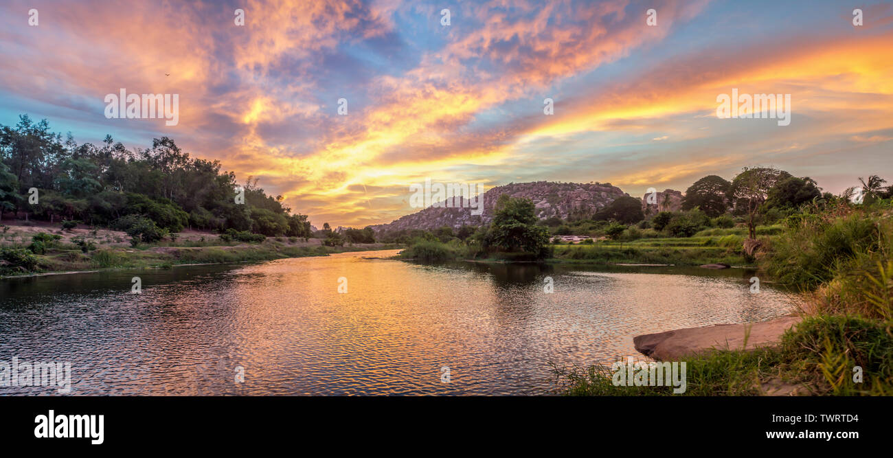 Einen Blick auf den Fluss bei Sonnenuntergang im Süden Indiens. Stockfoto