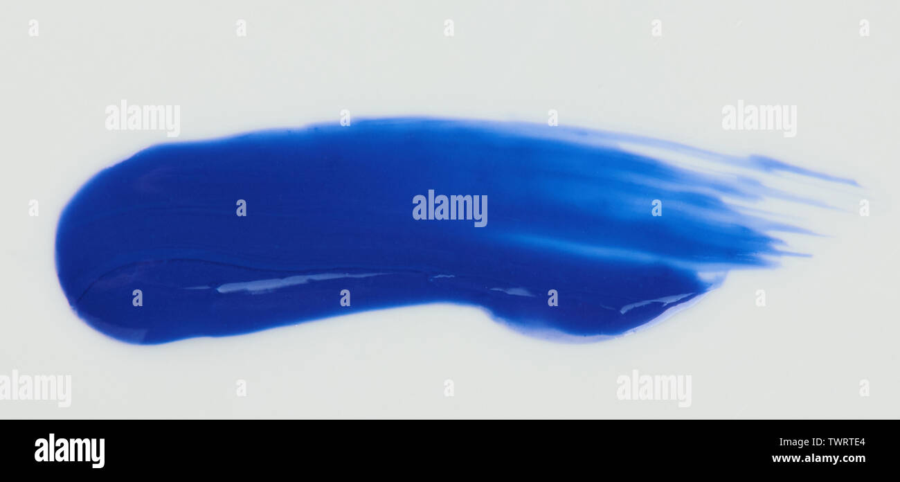 Blau Lack Anschlag auf weißem Hintergrund Nahaufnahme isoliert Trace Stockfoto