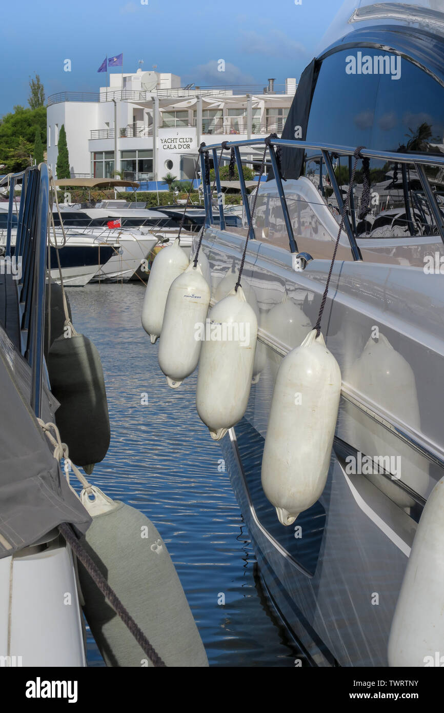 Active Yacht Club by Yates d'Or Luxus Motorboote Moderne Yachten Cala-d-Or, Mallorca Hafen, Stockfoto