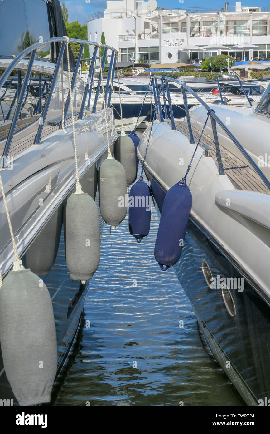 Active Yacht Club by Yates d'Or Luxus Motorboote Moderne Yachten Cala-d-Or, Mallorca Hafen, Stockfoto