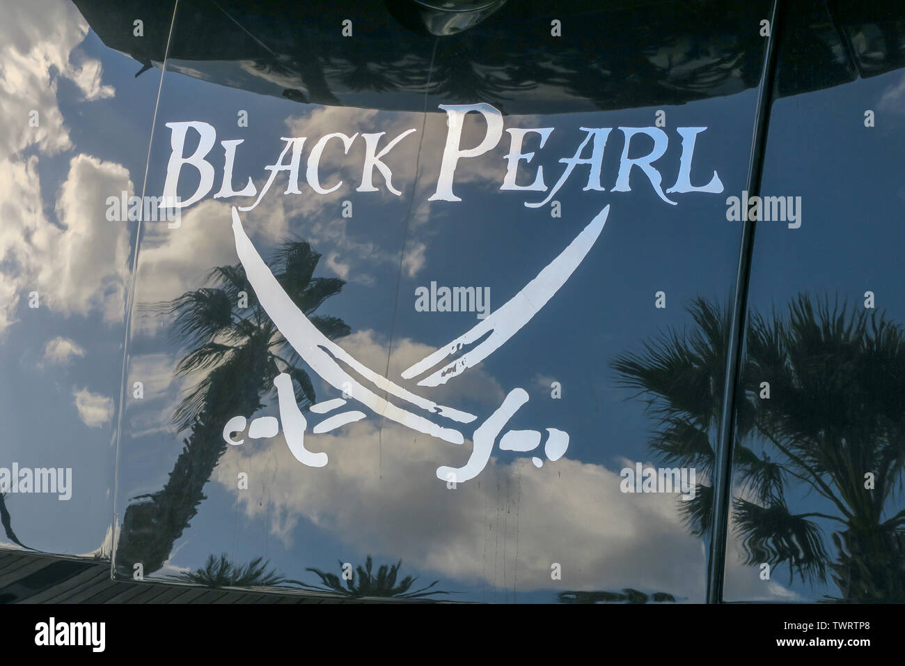 Black Pearl Motorboot Mallorca, nicht das berühmte Piratenschiff Jack Sparrow. Piraten der Karibik, kultiviert Stockfoto