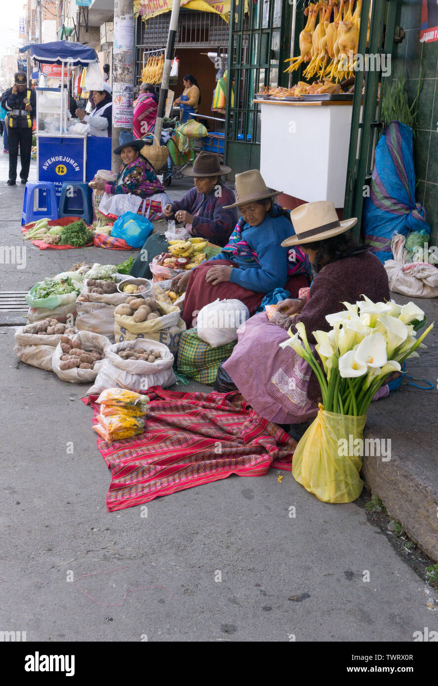 Huaraz, Ancash/Peru: 11. Juni 2016: armen Indio Bauer Frauen ihre Obst und Gemüse verkaufen auf den Straßen von Huaraz Stockfoto