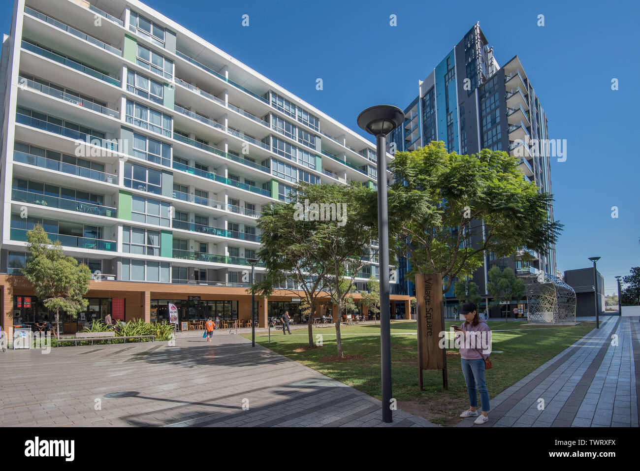 Einen zentralen Platz grünen Raum, Teil der Discovery Point Entwicklung von Hochhaus Unterkünfte und Apartments im Wolli Creek, Sydney, Australien Stockfoto