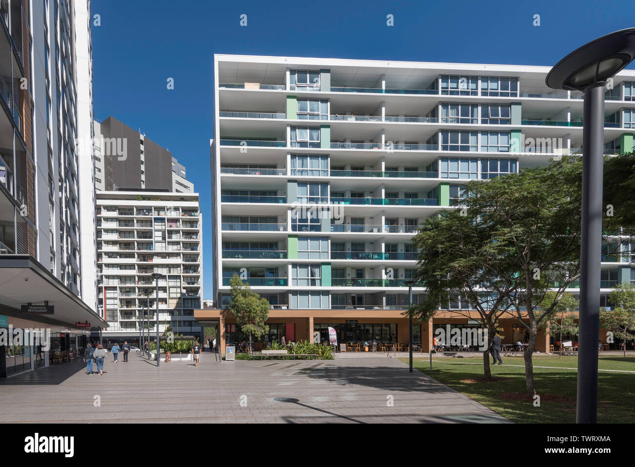 Einen zentralen Platz grünen Raum, Teil der Discovery Point Entwicklung von Hochhaus Unterkünfte und Apartments im Wolli Creek, Sydney, Australien Stockfoto