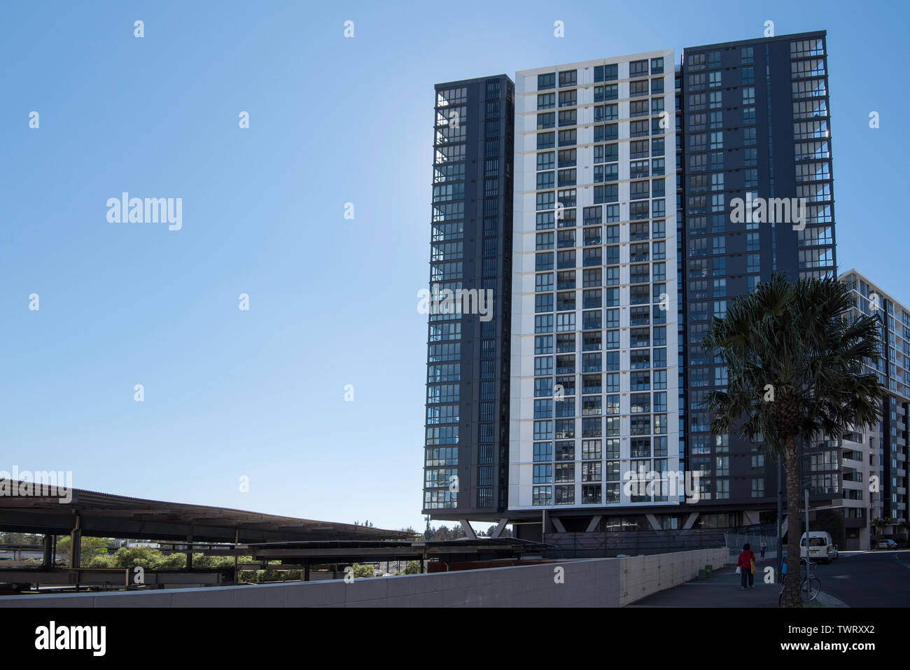 Ein hohes Apartmentgebäude direkt über eine Bahnstrecke in Sydney Vorort von Wolli Creek, Australien gebaut Stockfoto