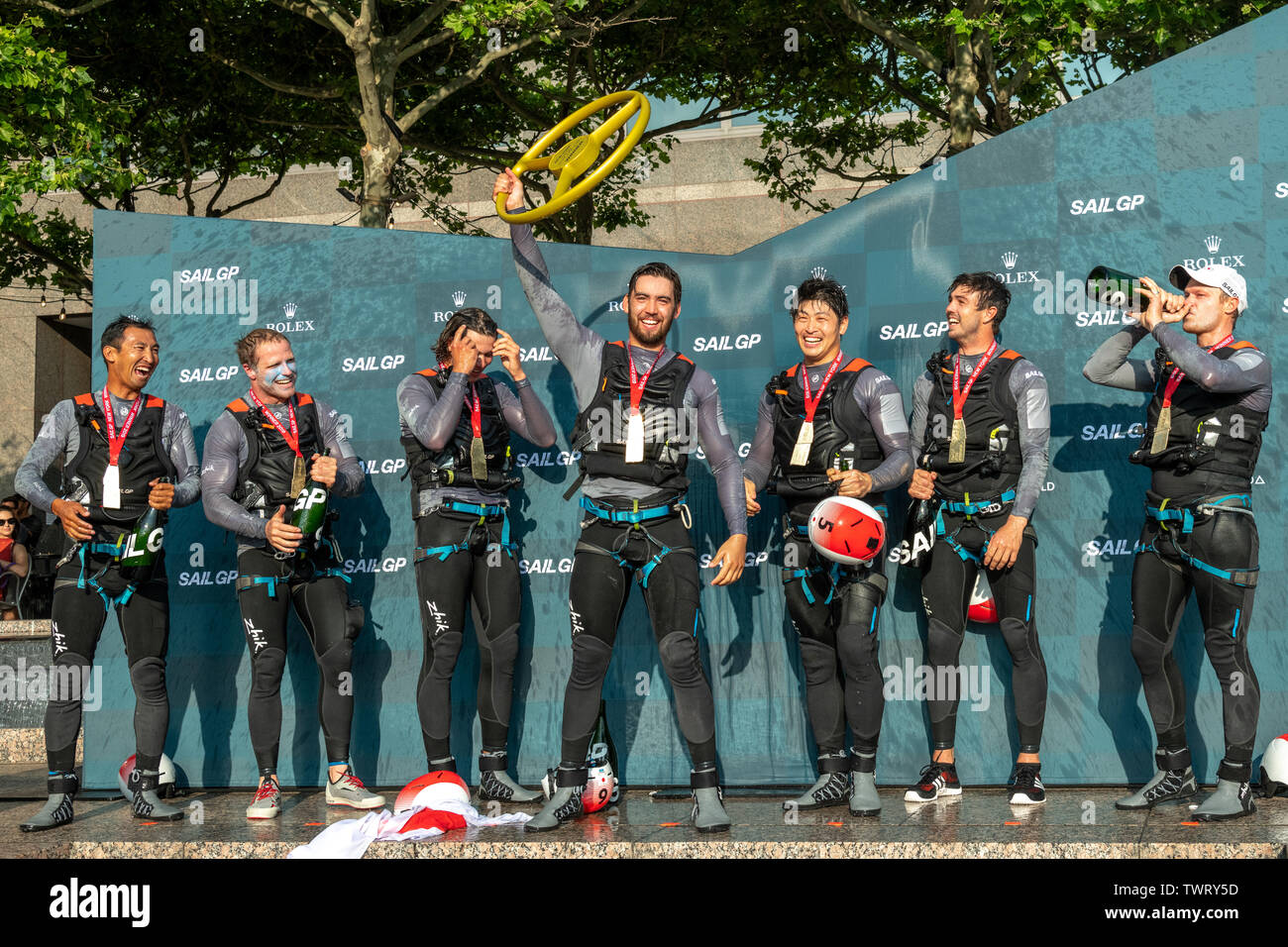 New York, USA. 22. Juni, 2019. Japan SailGP Team feiern auf dem Podium, nachdem er die SailGP New York Veranstaltung. Doppel Olympiamedaillengewinner Nathan Outteridge (R) helmed Japan Australien zu schlagen und seinen ersten Fall in der Eröffnungs-SailGP Saison sichern. Credit: Enrique Ufer/Alamy leben Nachrichten Stockfoto