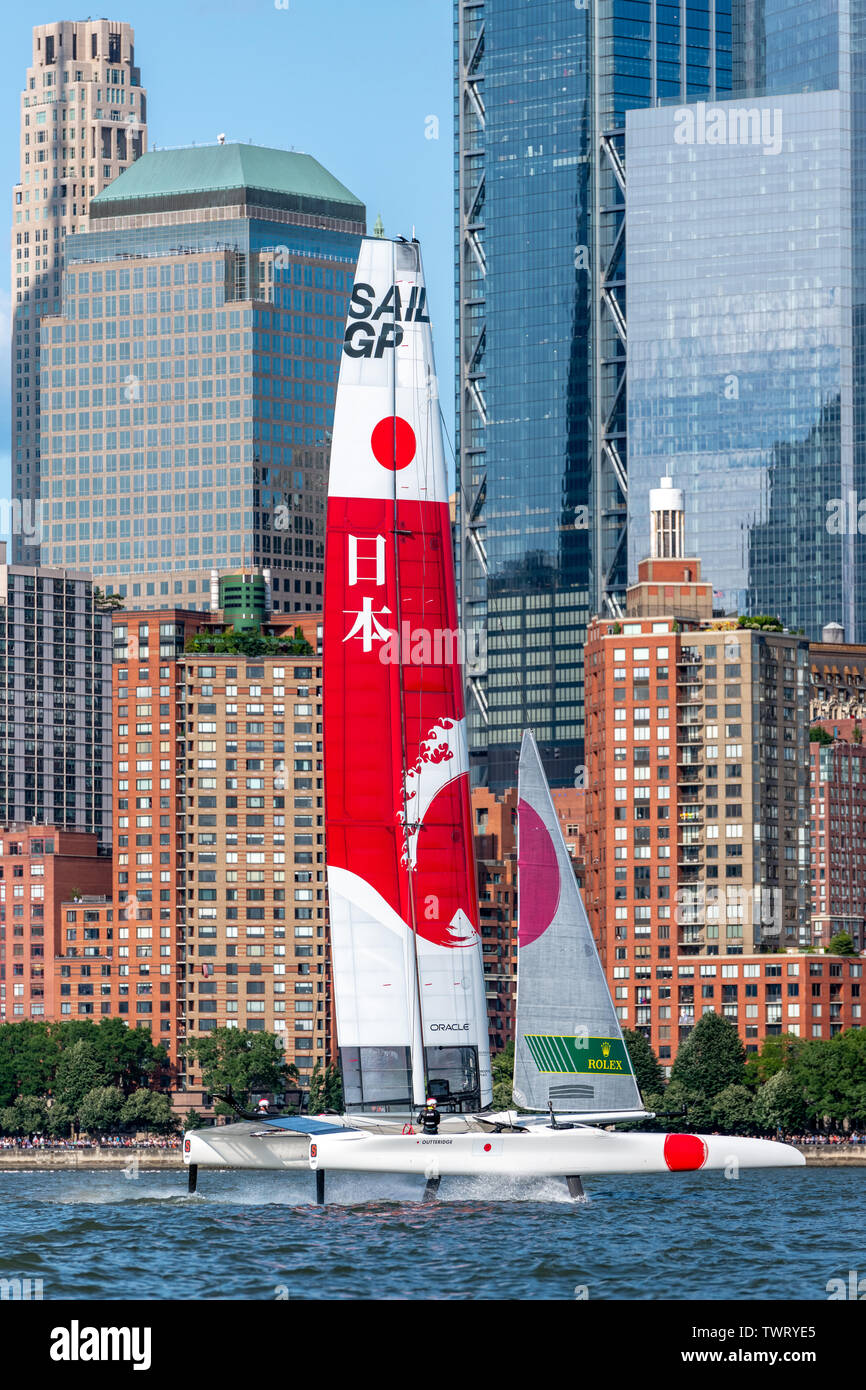 New York, USA. 22. Juni, 2019. Team Japan SailGP F50 Katamaran Segeln in den Hudson River bei der SailGP New York Veranstaltung. Doppel Olympiamedaillengewinner Nathan Outteridge helmed Japan seinen ersten Fall in der Eröffnungs-SailGP Jahreszeit zu gewinnen. Credit: Enrique Ufer/Alamy leben Nachrichten Stockfoto