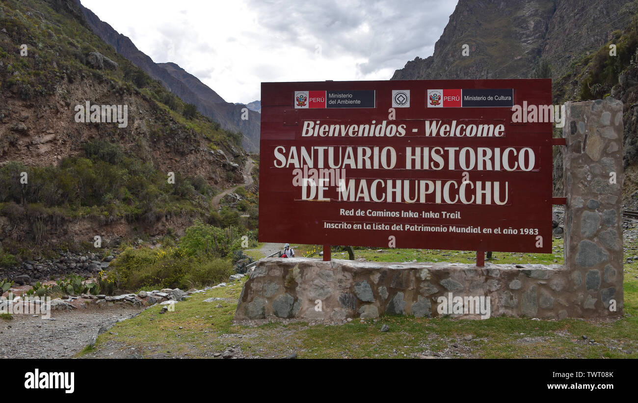 Brücke über den Fluss Urubamba am Startpunkt der Inka Trail nach Machu Picchu. Cusco, Peru Stockfoto