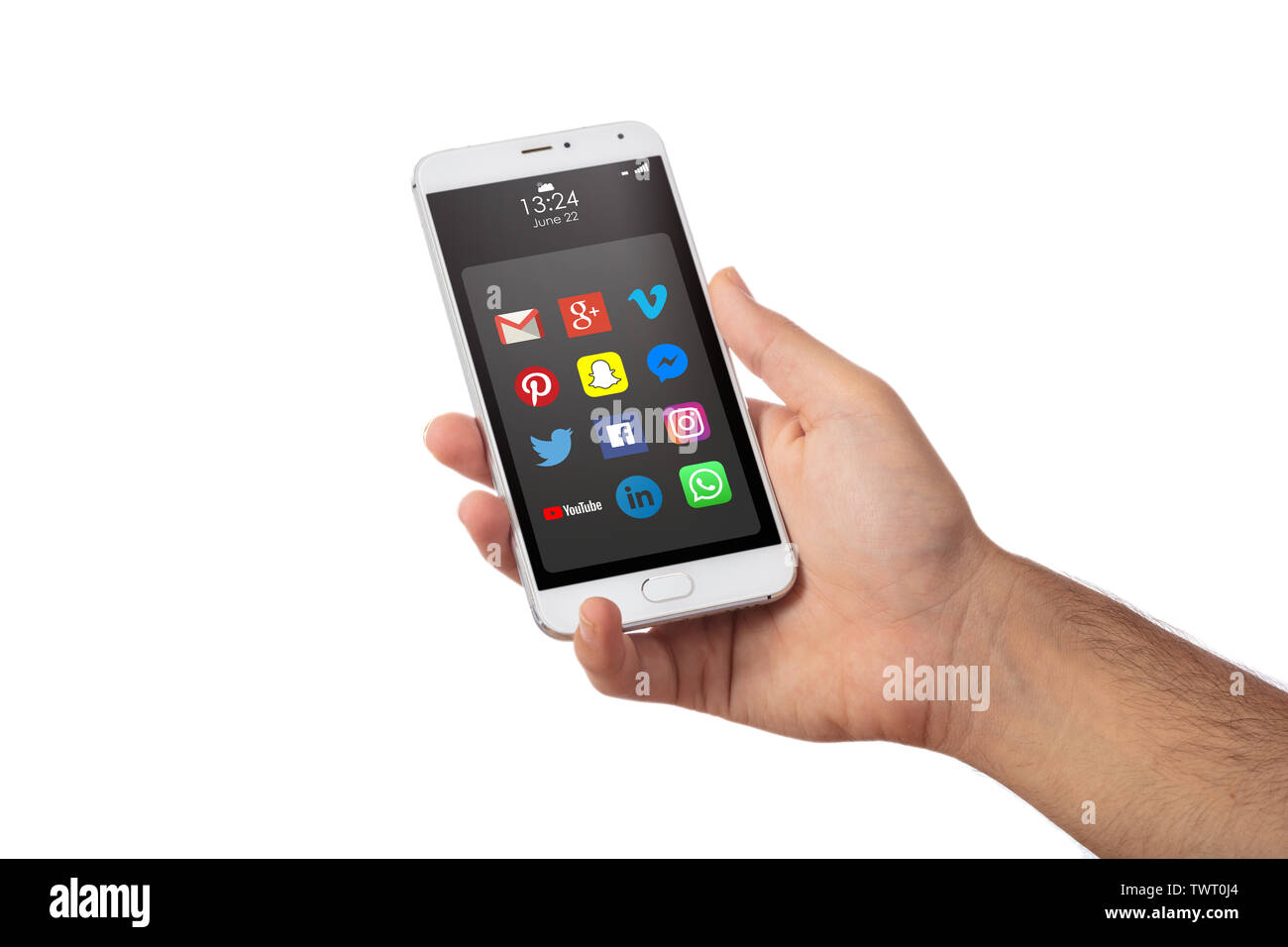 Juni 22, 2019. Athen, Griechenland. Männliche Hand, die ein Smartphone mit social media Apps Icons, gegen weiße Farbe Hintergrund isoliert, Ansicht schließen Stockfoto