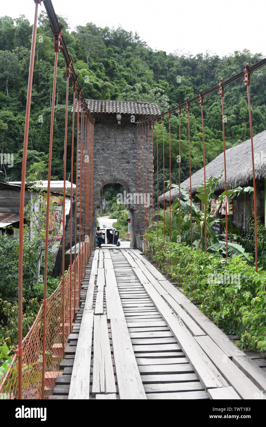 La Merced, Peru - 30 Dezember 2018: Puente Colgante Kimiri, eine Brücke über den Fluss Chanchamayo. Stockfoto