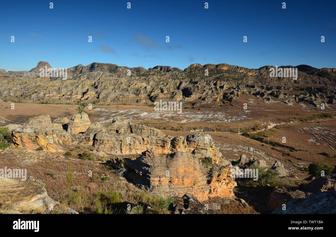 Panoramablick auf die felsige Landschaft von Isalo Nationalpark. Madagaskar. Stockfoto