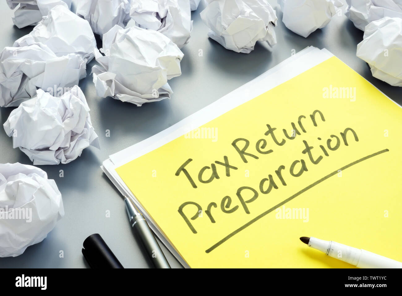 Steuererklärung Vorbereitung Konzept und Stapel von Papieren. Stockfoto
