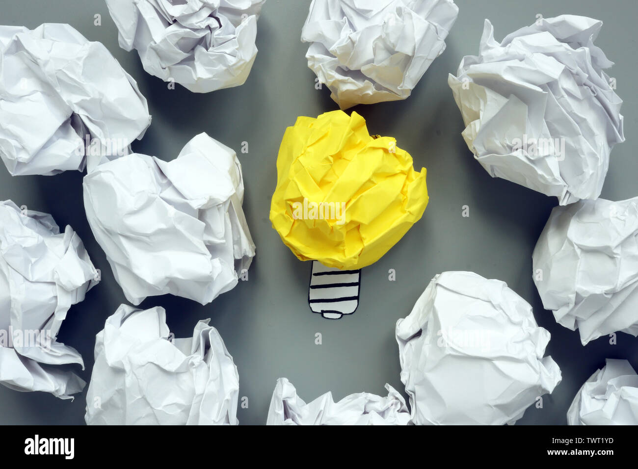 Idee und Kreativität Konzept. Glühlampe und Papier Kugeln mit Plänen. Stockfoto