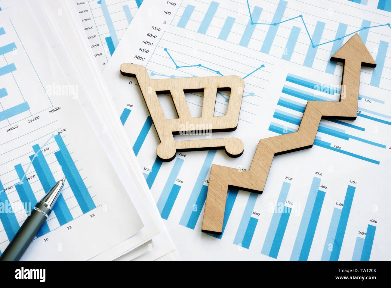 Umsatz chart und Warenkorb. Erfolg im Geschäft. Stockfoto