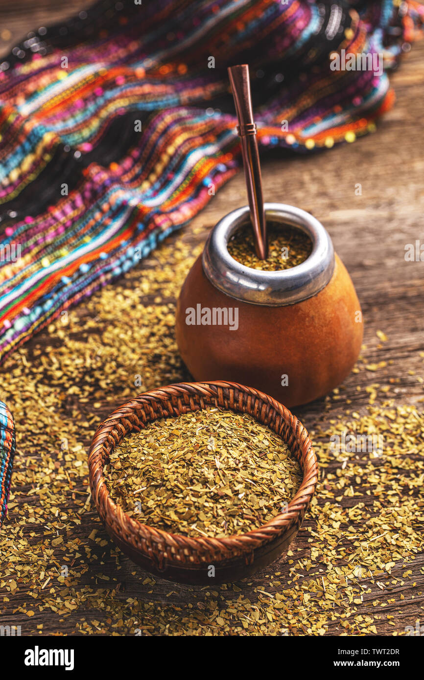 Yerba Mate - Sdamerikanische Tee, getrocknete Bltter in Houten mit einem  hlzernen mate Calabash mit Tee Stockfotografie - Alamy