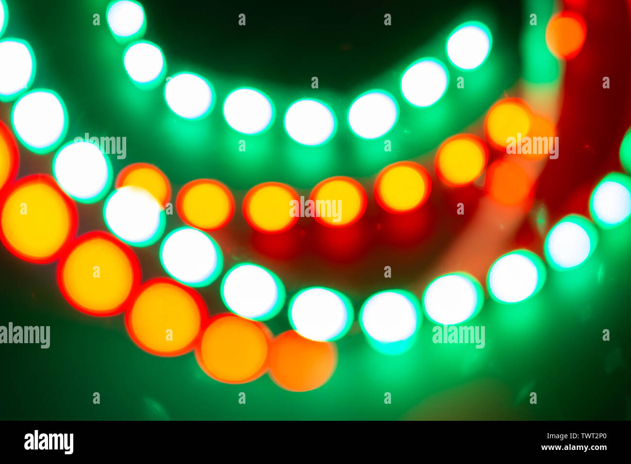 Rot Gelb Grün neon Bokeh leuchtet. Festliche Hintergrund von retro Farben. Stockfoto