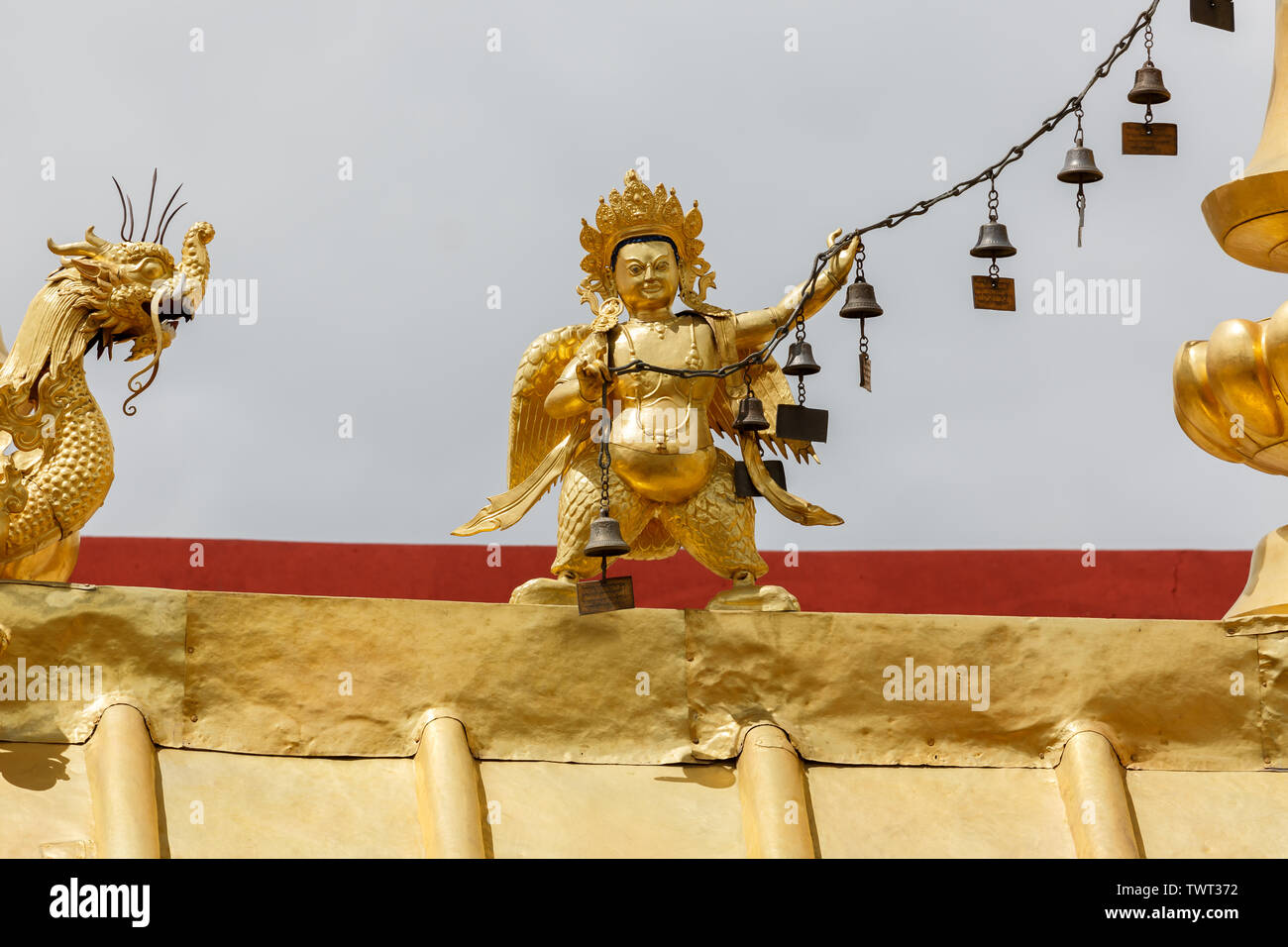 Statue, die eine Zeichenfolge mit Glocken auf der Oberseite der Jokhang Tempel. Glocken kann repräsentieren die himmlische Stimme des erleuchteten Buddhas Lehre. Lhasa/TIbet Stockfoto