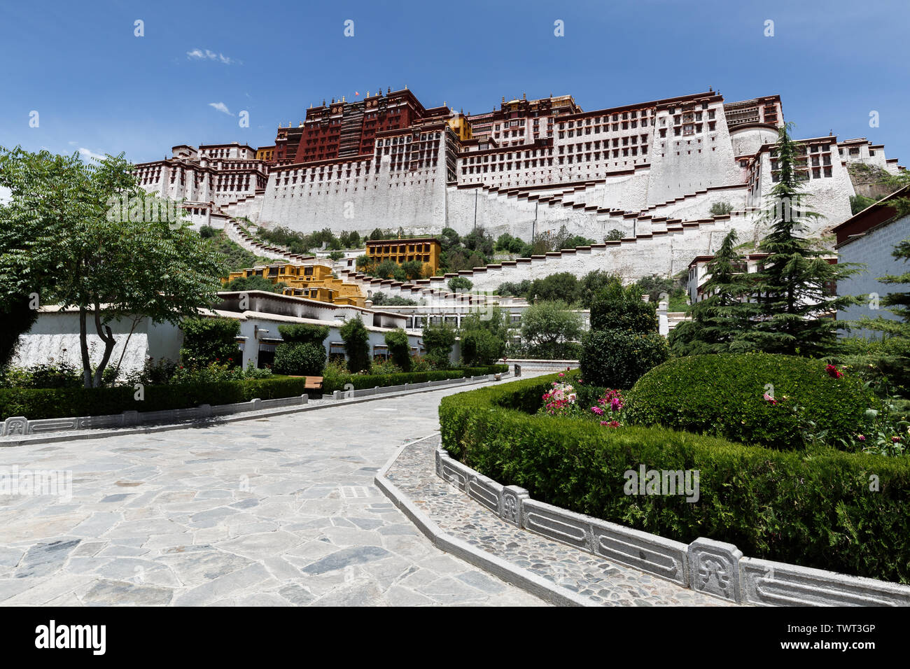 Gepflasterte Weg zum Potala Palast. Die alte Festung ist ein UNESCO-Weltkulturerbe. Startseite des Dalai Lama und Zentrum des tibetischen Buddhismus. Stockfoto
