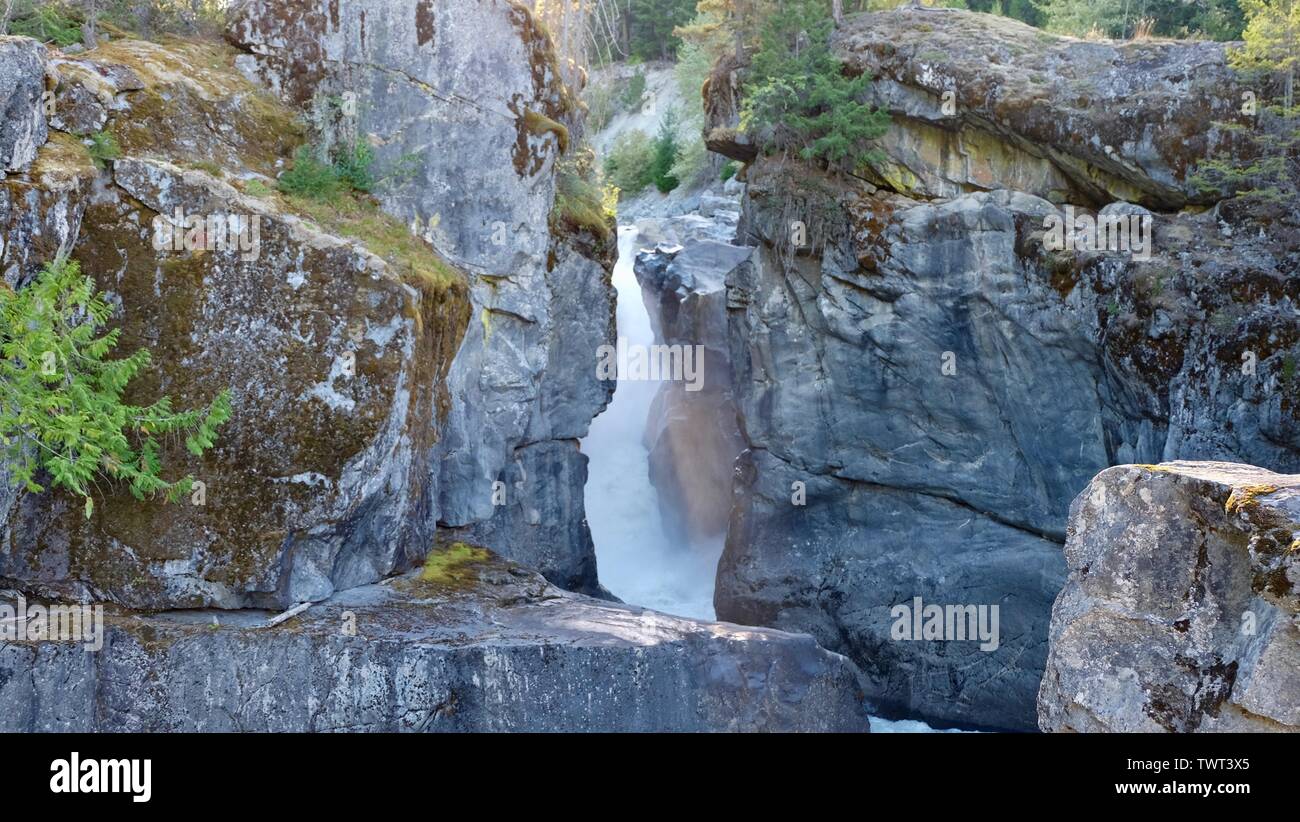 Schnitzen das Wasser seinen Weg durch den Fels Stockfoto