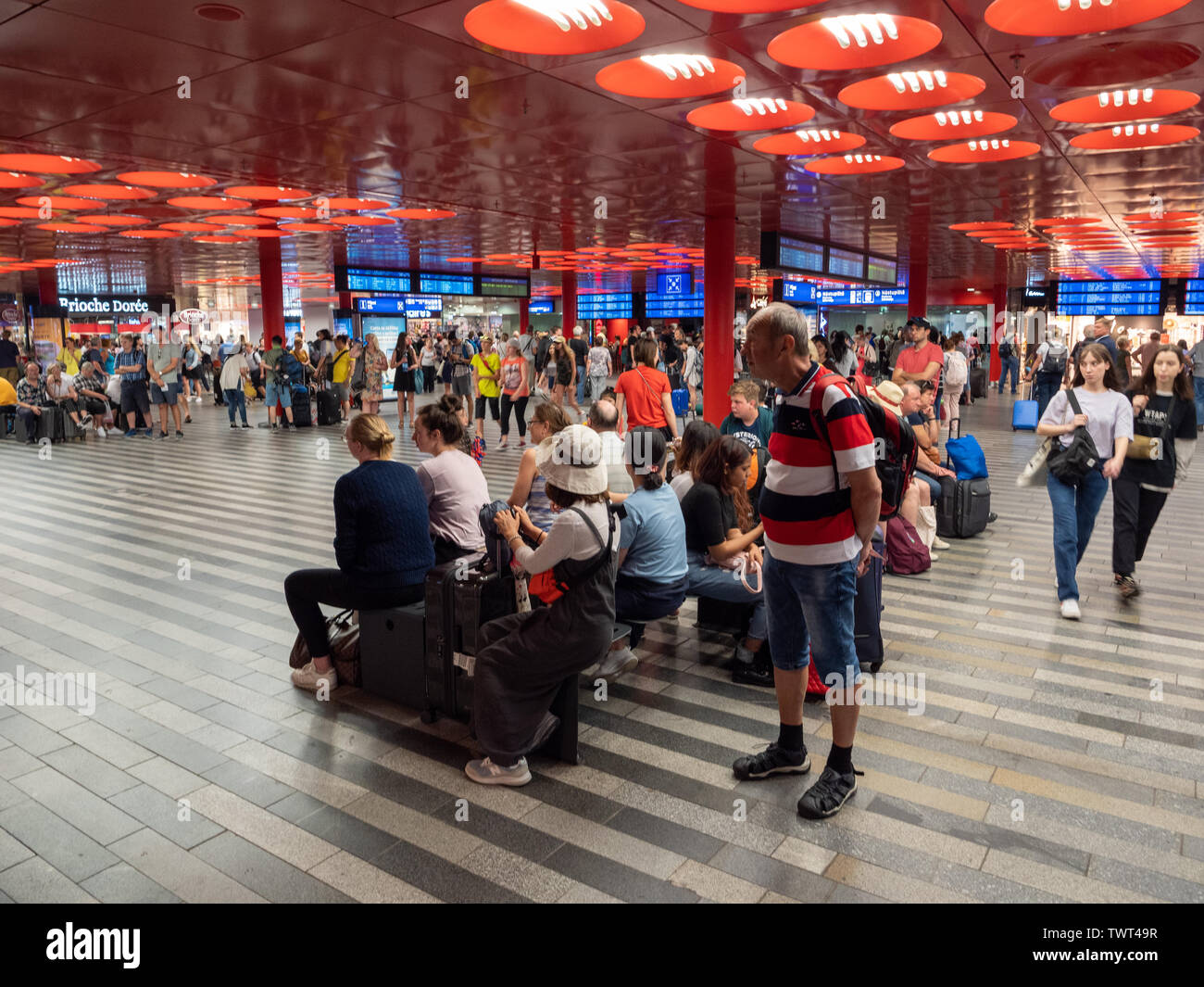 Prag, Tschechische Republik - 10. Juni 2019: Prag Hauptbahnhof innen voll mit Touristen. Eine geschäftige Railroad Terminal Gebäude. Stockfoto