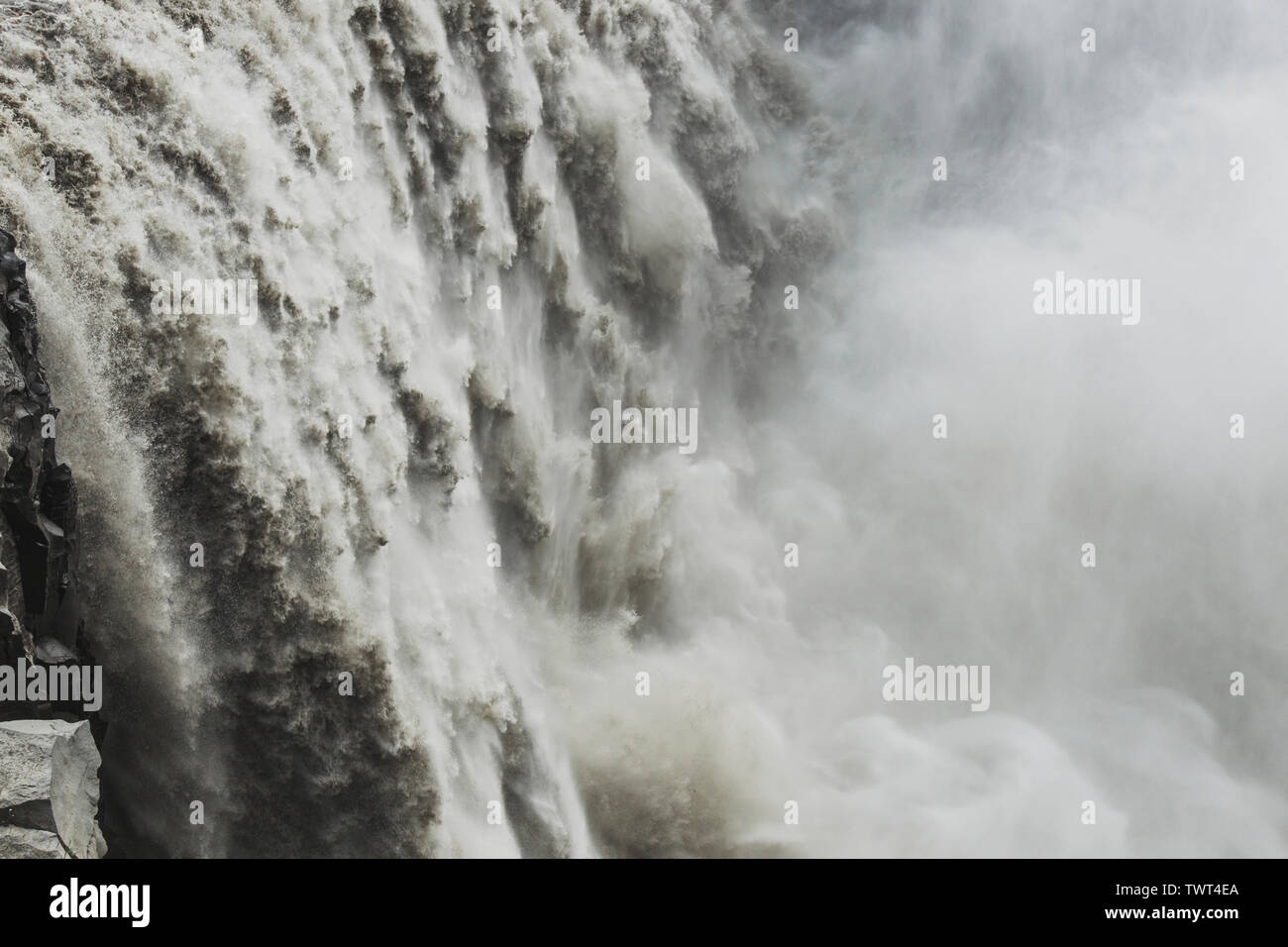 Wasserfall Dettifoss in Island. Die mächtigsten Wasserfall Europas. Atemberaubend und dramatischen Blick. Nahaufnahme des fließenden Wassers. Stockfoto