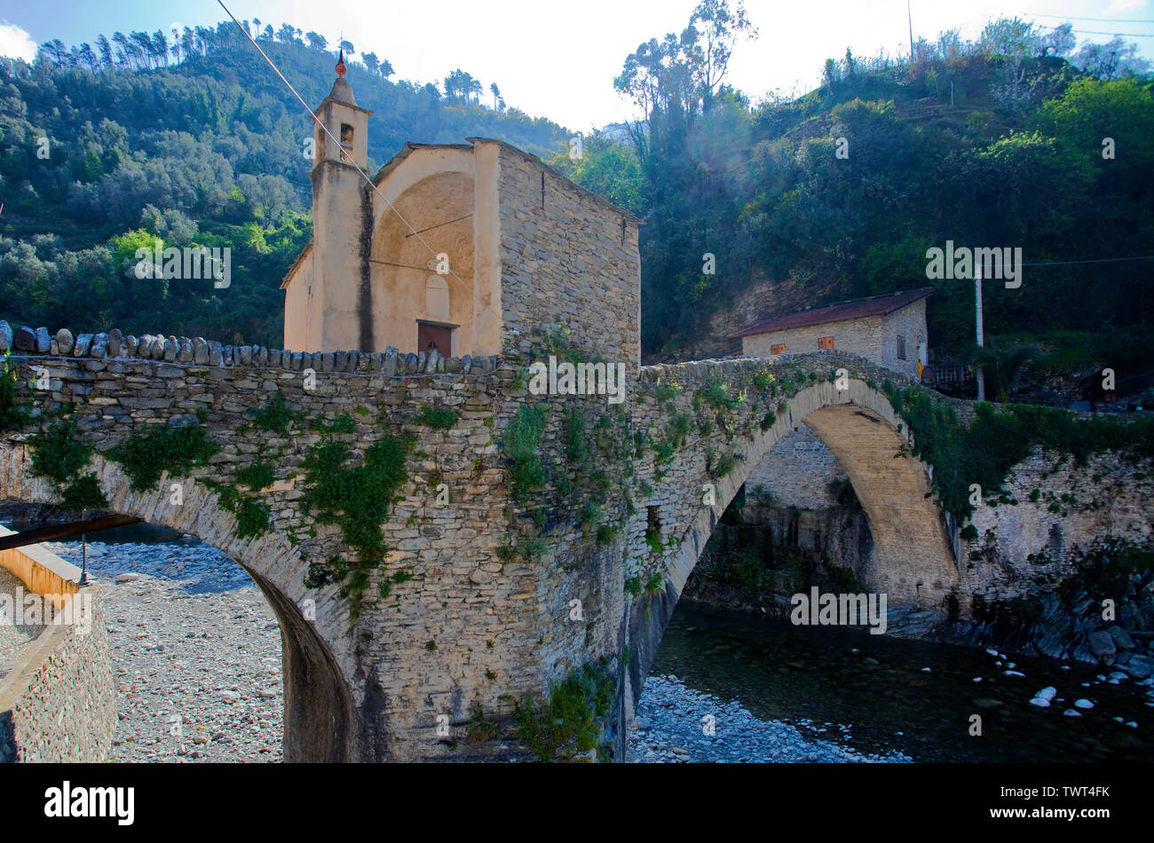 Alte mittelalterliche steinerne Brücke mit Brücke Kapelle in Badalucco, Dorf in der Provinz Imperia, Riviera di Ponente, Ligurien, Italien Stockfoto