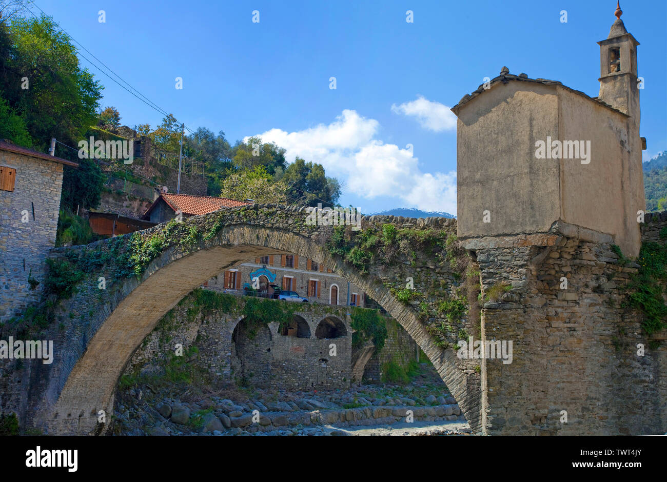 Alte mittelalterliche steinerne Brücke mit Brücke Kapelle in Badalucco, Dorf in der Provinz Imperia, Riviera di Ponente, Ligurien, Italien Stockfoto