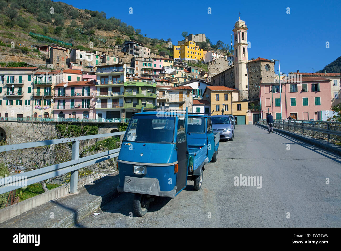 Ape mini Lkw auf der Brücke in Badalucco, Provinz Imperia, Riviera di Ponente, Ligurien, Italien Stockfoto