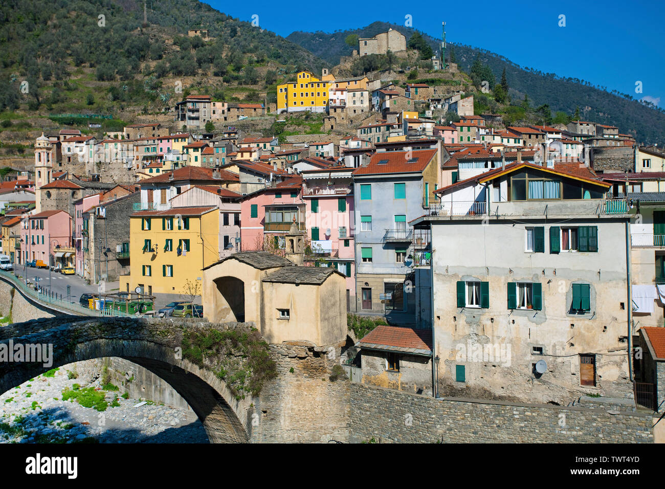 Alte mittelalterliche Brücke aus Stein in Badalucco, Dorf in der