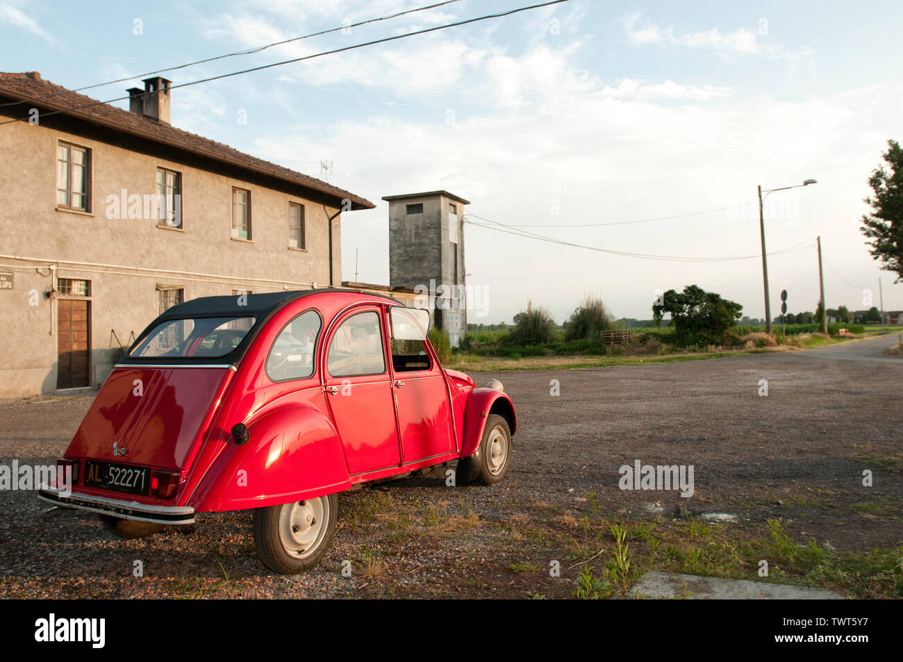 Red Citroën 2CV in ländlicher Umgebung fotografiert (Mailand, Italien) Stockfoto