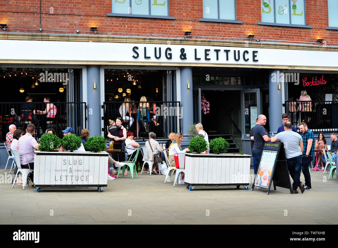 Metallklumpen und Kopfsalat im Freien Essen und Trinken in Sheffield City Centre Stockfoto