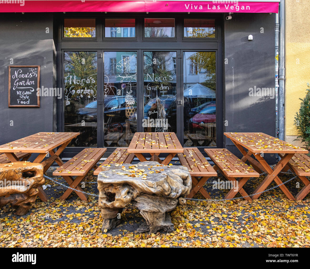Nora's Garden. Restaurant, das vegane Speisen mit Outdoor Stühle & Tische  in der Simon-Dach-Straße, Friedrichshain-Berlin Stockfotografie - Alamy