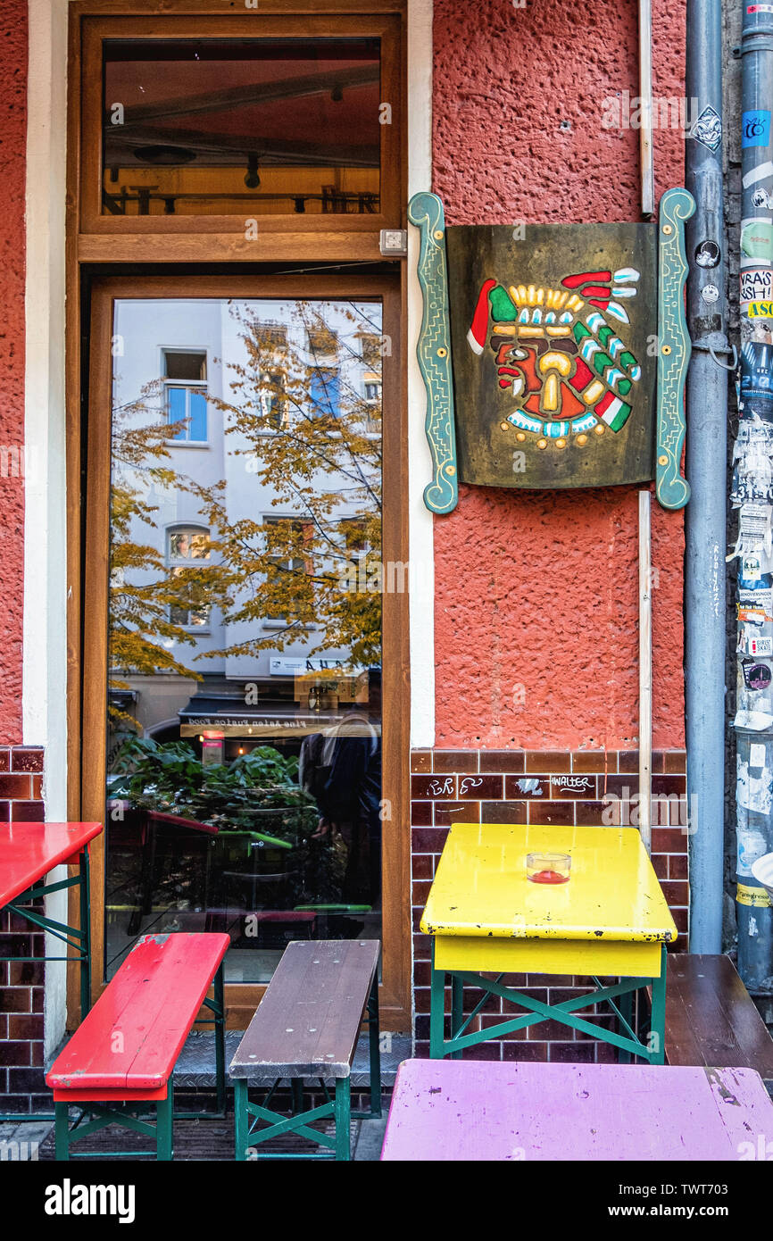 Mojito Restaurant Cafe Cocktailbar Mexikanisches Restaurant Mit Hellen Burgersteig Tische In Der Simon Dach Strasse Friedrichshain Berlin Stockfotografie Alamy