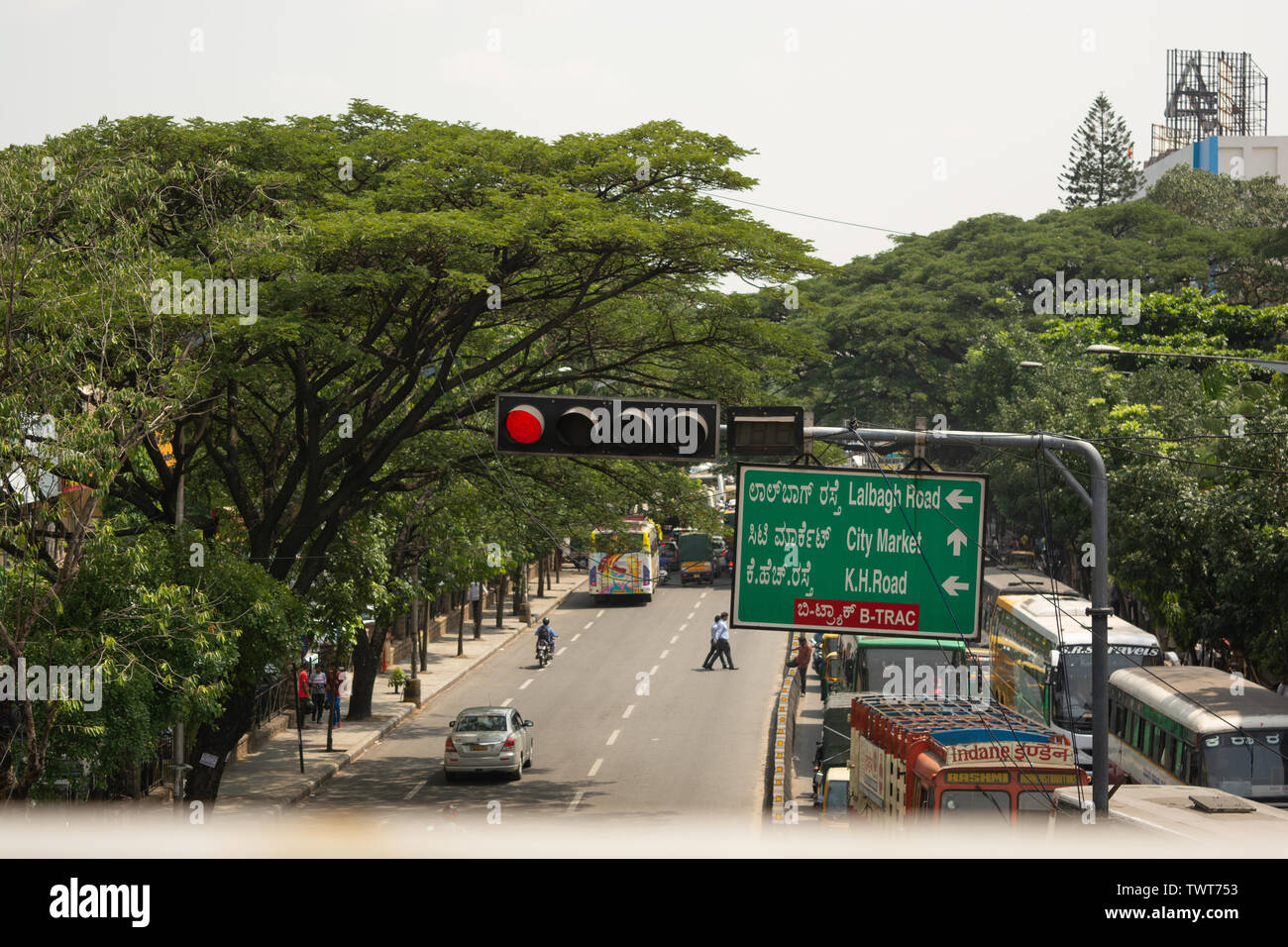 Bangalore, Karnataka India-June 04 2019: Luftaufnahme von Bengaluru City traffic signal in Rot in der Nähe von Town Hall, Amritsar, Indien Stockfoto