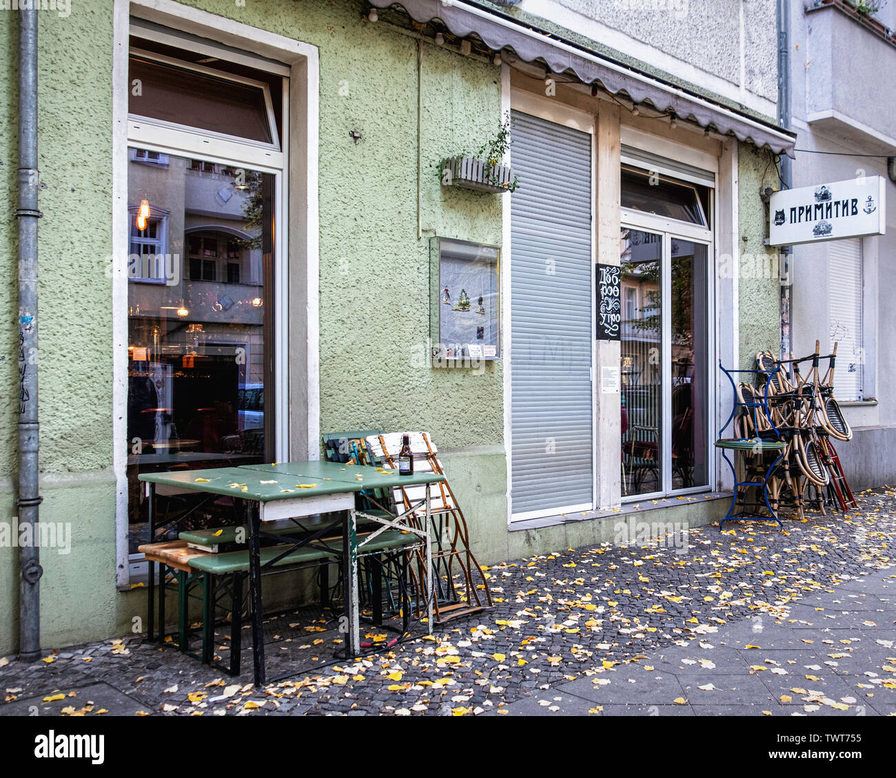 Primitiv bar Außen in Simon Dach Straße, Friedrichshain Berlin. Stockfoto