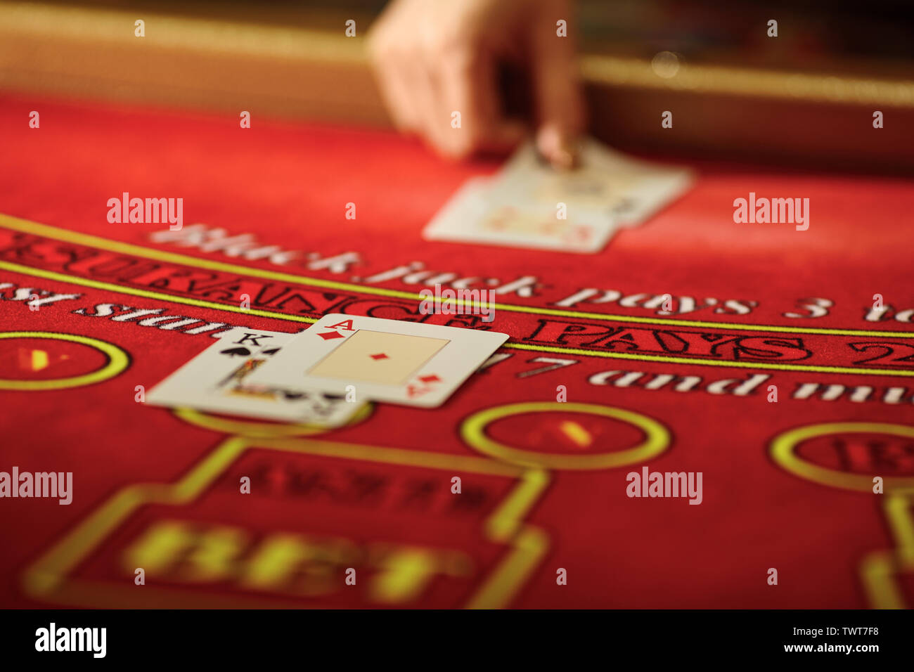 Der croupier in der Casino hat einen Shuffle der Karten am Tisch. Glücksspiel Stockfoto
