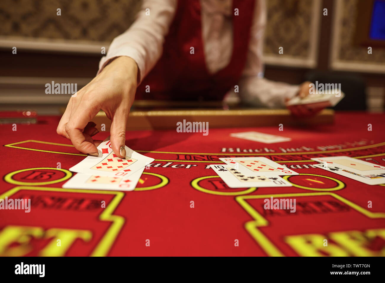 Der croupier in der Casino hat einen Shuffle der Karten am Tisch. Glücksspiel Stockfoto