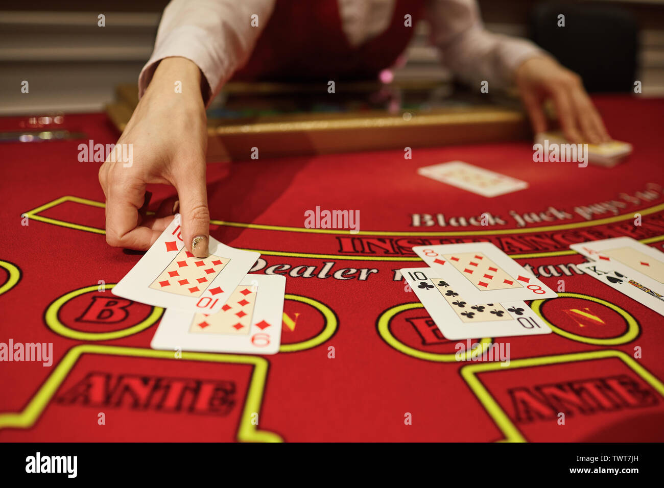 Der croupier in der Casino hat einen Shuffle der Karten am Tisch. Glücksspiel Stockfoto