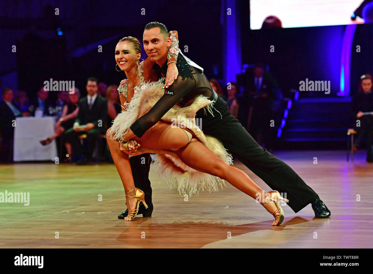 Karlsruhe, Deutschland. 22. Juni, 2019. Bogdan Boie und Natalia Luchiv aus Moldau GES/Tanzen/Europameisterschaft Latin Dance, 22.06.2019 Tanz: Latin Dance, Karlsruhe Juni 22, 2019 | Verwendung der weltweiten Kredit: dpa/Alamy leben Nachrichten Stockfoto