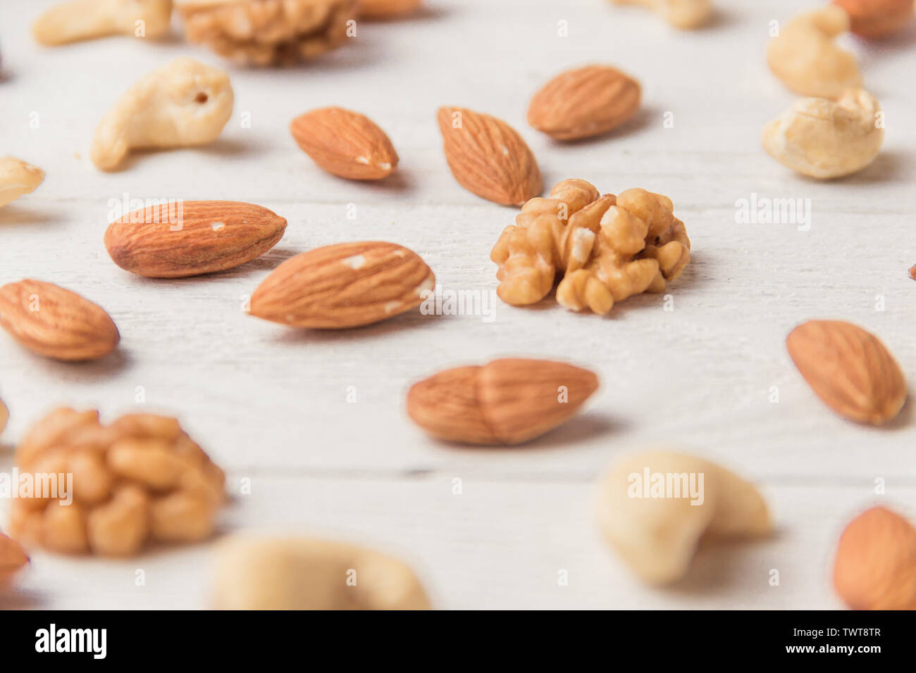 Sortiment von Muttern auf weiße Holztisch. Cashew, Haselnüsse, Walnüsse, Mandeln Stockfoto